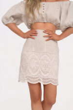 Къса пола бея цвят овес