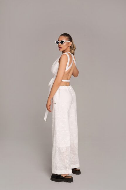 Топ бял с гол гръб