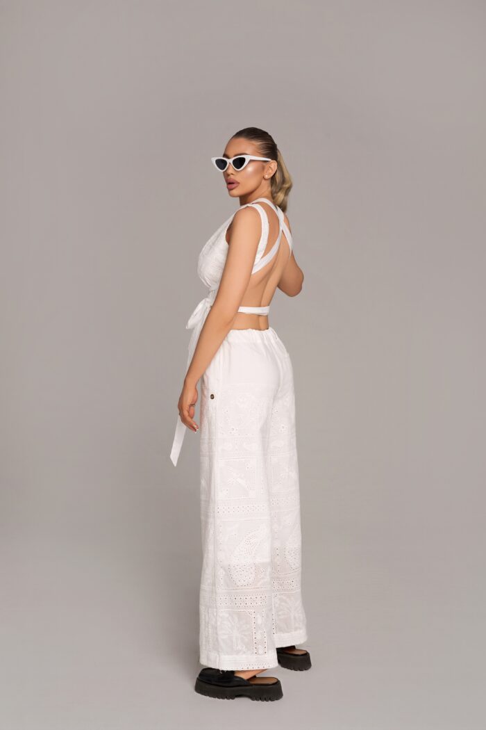 Топ бял с гол гръб