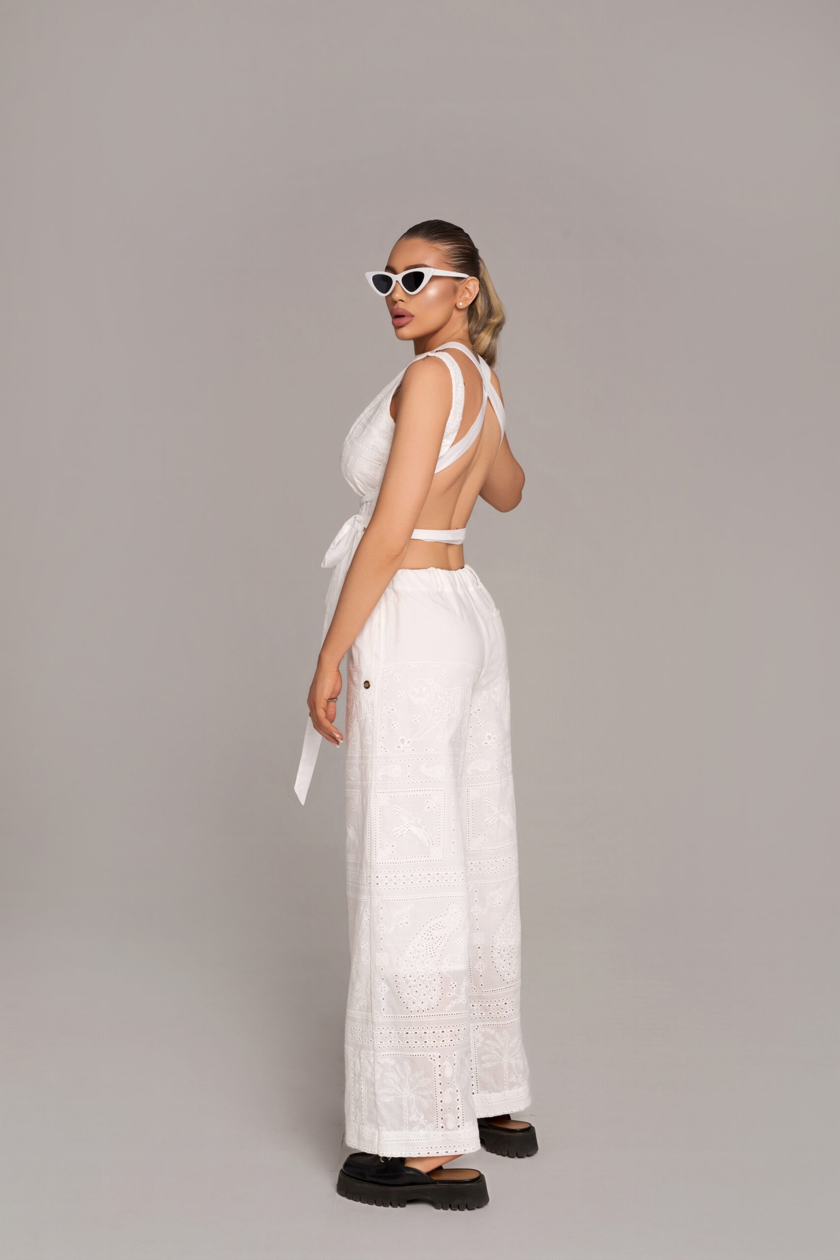 1771572640779810 Топ бял с гол гръб