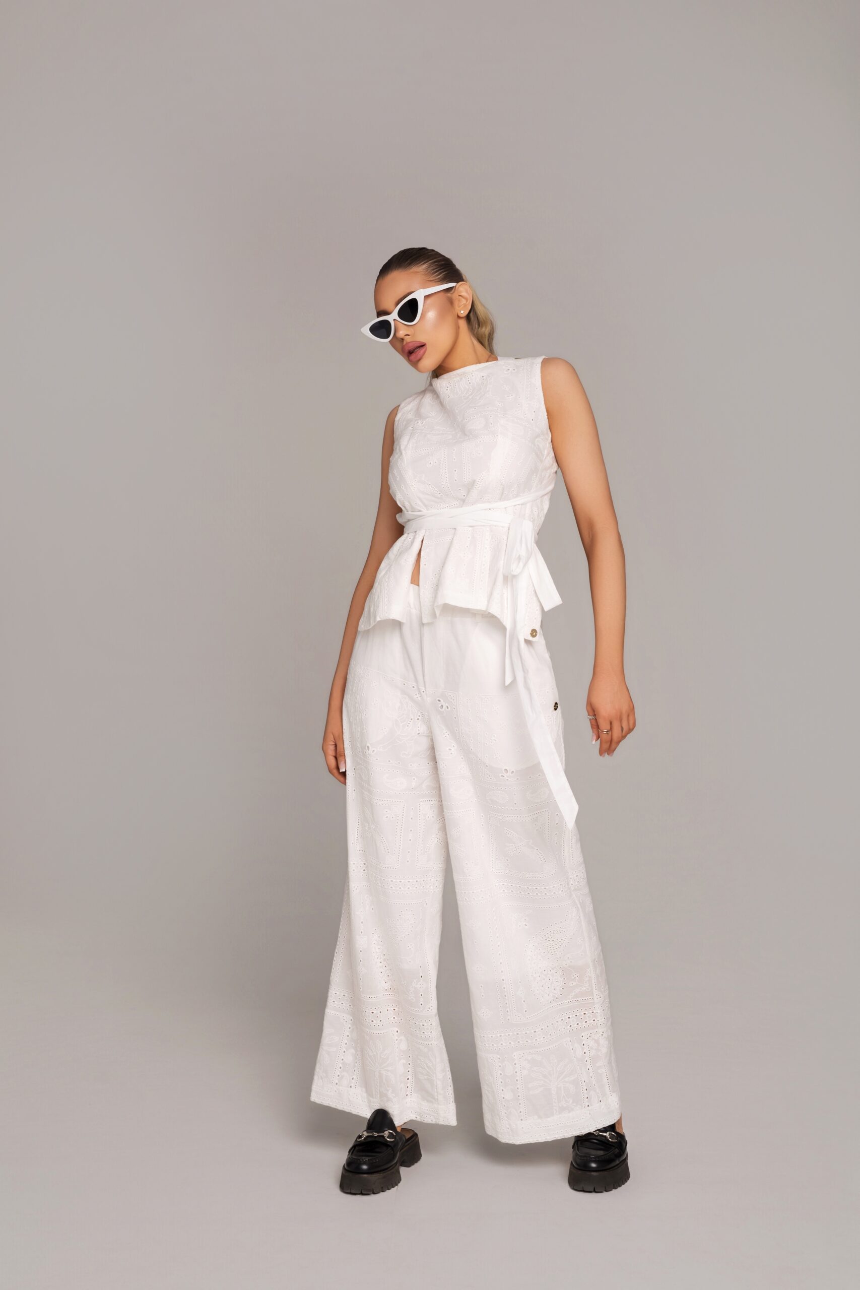 1771572641586203 Топ с гол гръб бял